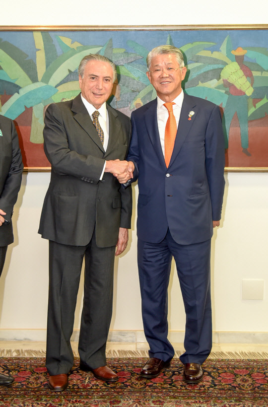 11일(한국시간) 최신원 SK네트웍스 회장(오른쪽)이 미셸 떼메르 브라질 대통령 권한대행과 브라질리아에 있는 대통령 권한대행 집무실에서 한-브라질 간 경제협력을 위한 환담을 나눈 뒤 악수를 하고 있다.   SK네트웍스 제공